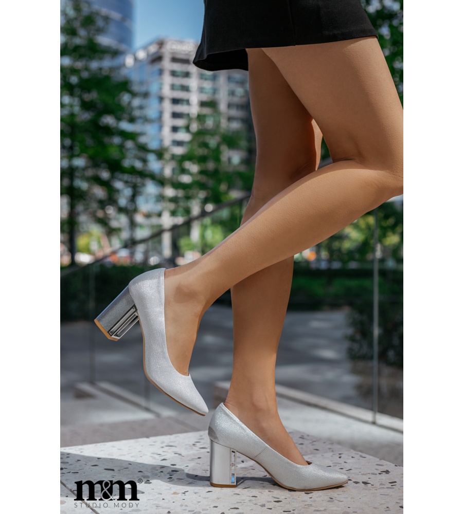 ELEGANCKIE CZÓŁENKA W KOLORZE SREBRNYM ZE SREBRNĄ OZDOBA NA SŁUPKU. MODEL: 128 SREBRNA N