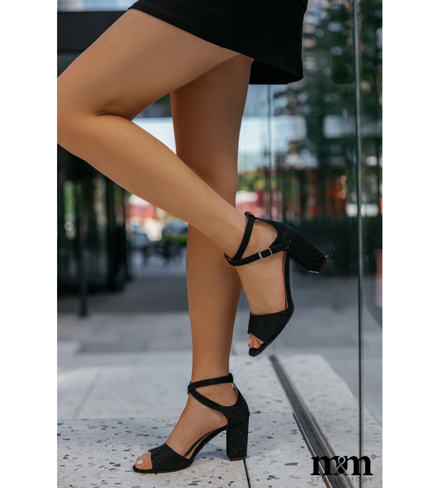 BROKATOWE SANDAŁKI W KOLORZE CZARNYM NA SŁUPKU. MODEL: 77 CZARN BROKAT