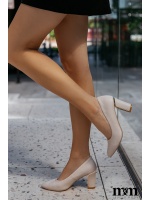CZÓŁENKA W KOLORZE ECRI ZE ZŁOTYM ZDOBIENIEM NA SŁUPKU. MODEL: 62 ECRI M