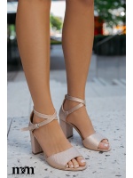 BROKATOWE SANDAŁKI W KOLORZE SZAMPAŃSKIM NA SŁUPKU. MODEL: 77 puder nitka