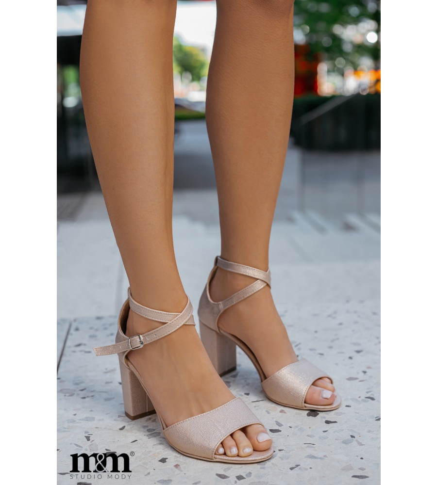 BROKATOWE SANDAŁKI W KOLORZE SZAMPAŃSKIM NA SŁUPKU. MODEL: 77 puder nitka