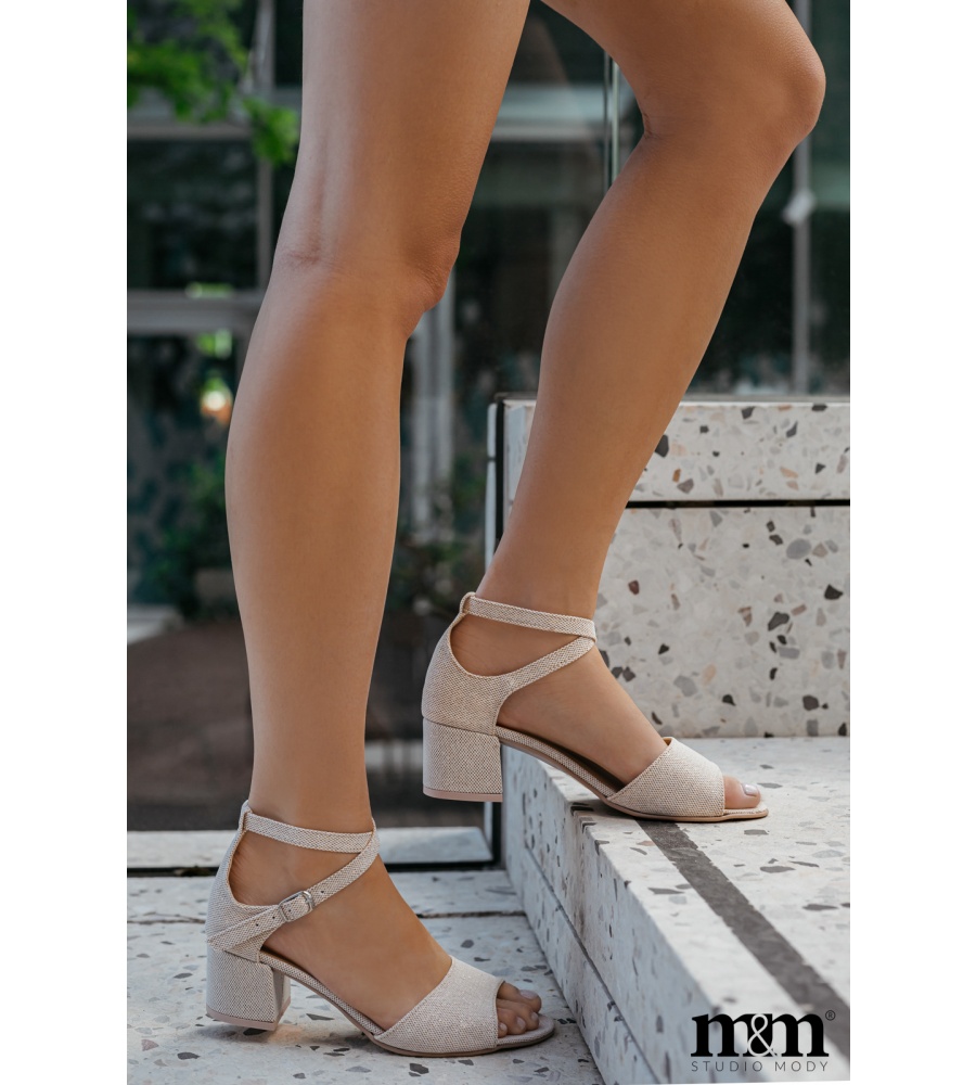 Sandałki brokatowe na klocku w kolorze beżowo-złotym. MODEL: 76 złoty brokat