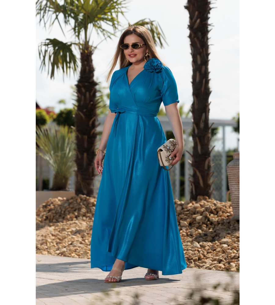 Połyskująca sukienka maxi asymetryczna wiązana po boku w kolorze niebieskim z różą. MODEL: EB- 8998