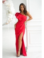 SUKIENKA MAXI W KOLORZE CZERWONYM NA JEDNO RAMIĘ Z PIÓRKAMI ORAZ FALBANĄ. MODEL: BC-9082