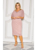 Elegancka sukienka midi w kolorze pudrowego różu z szerokimi rękawkami i bogato zdobionym dekoltem. Model: CU-9109