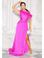 SUKIENKA MAXI PLISOWANA ASYMETRYCZNA Z PIÓRAMI PRZY DEKOLCIE W KOLORZE MOCNEGO RÓŻU. MODEL: VH-9203