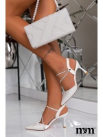 BUTY W KOLORZE BIAŁYM Z ODKRYTĄ PIĘTĄ NA NISKIM OBCASIE ORAZ SREBRNYM PASKIEM .MODEL:266-65B WHITE