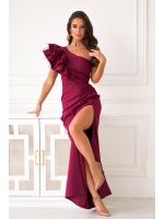 SUKIENKA MAXI W KOLORZE BORDOWYM NA JEDNO RAMIĘ Z PIÓRKAMI ORAZ FALBANĄ. .MODEL:BC-9372