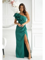SUKIENKA MAXI W KOLORZE ZIELONYM NA JEDNO RAMIĘ Z PIÓRKAMI ORAZ FALBANĄ. MODEL: BC-9373