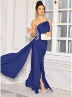 Sukienka maxi w kolorze granatowym zdobiona po boku cyrkoniami. MODEL:IP-9400
