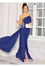 Sukienka maxi w kolorze granatowym zdobiona po boku cyrkoniami. MODEL:IP-9400