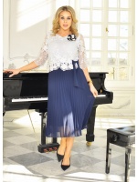 Sukienka plisowana midi w kolorze granatowym z szaro-srebrną koronką u góry z rękawem 3/4 z kwiatem. MODEL:EL-9433
