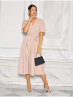 Sukienka midi z kopertowym dekoltemi rekawkiem w kolorze beżowym. MODEL.KM-9475