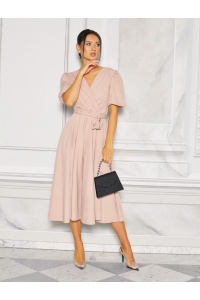 Sukienka midi z kopertowym dekoltemi rekawkiem w kolorze beżowym. MODEL.KM-9475