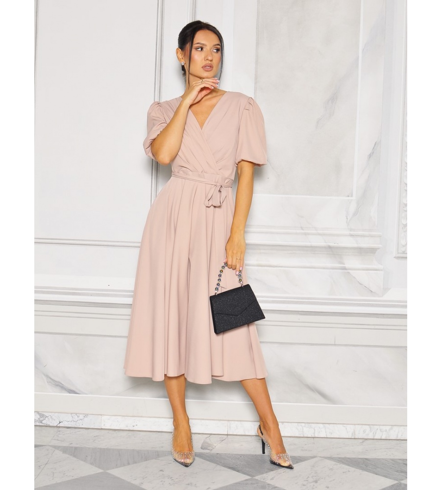 Sukienka midi z kopertowym dekoltemi rekawkiem w kolorze beżowym. MODEL.KM-9475