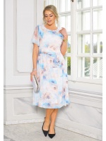 SUKIENKA MIDI ROZKLOSZOWANA W KOL. BIAŁYM Z KWIATAMI NIEBIESKIMI I BEZOWYMI Z PASKIEM. MODEL:TR-9492