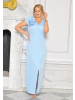 Sukienka maxi ze zdobieniem na ramieniu w kolorze błękitnym z krótkim rękawkiem. MODEL: KM-9498