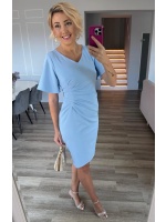 Sukienka midi w kolorze BABY BLUE z marszczeniem po boku i lekkim złotym dodatkiem. Model:TR-9509