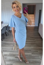 Sukienka midi w kolorze BABY BLUE z marszczeniem po boku i lekkim złotym dodatkiem. Model:TR-9509