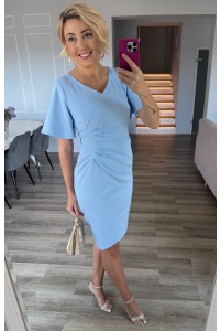 Sukienka midi w kolorze BABY BLUE z marszczeniem po boku i lekkim złotym dodatkiem. Model:TR-9509