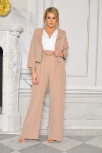 Kombinezon beżowy z białą górą oraz marynarką. MODEL: DE-9516