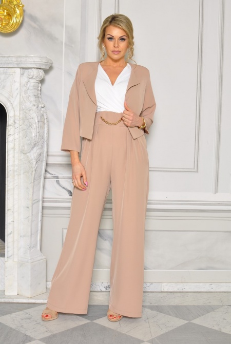 Kombinezon beżowy z białą górą oraz marynarką. MODEL: DE-9516
