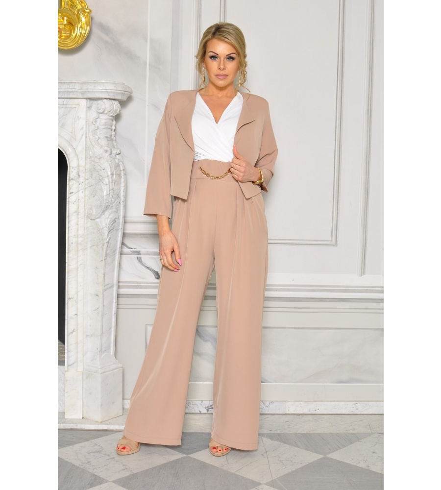 Kombinezon beżowy z białą górą oraz marynarką. MODEL: DE-9516