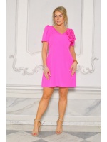 Gładka sukienka w kolorze mocnego różu z różą. Model: EB-9556