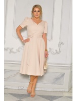 SUKIENKA BEŻOWA Z KWIATEM I PASKIEM W TALI. MODEL:EB-9558