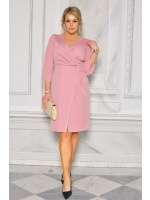 Sukienka z krótkim rękawkiem ozdobiona dżetami w kolorze pudrowego różu.SK-9562