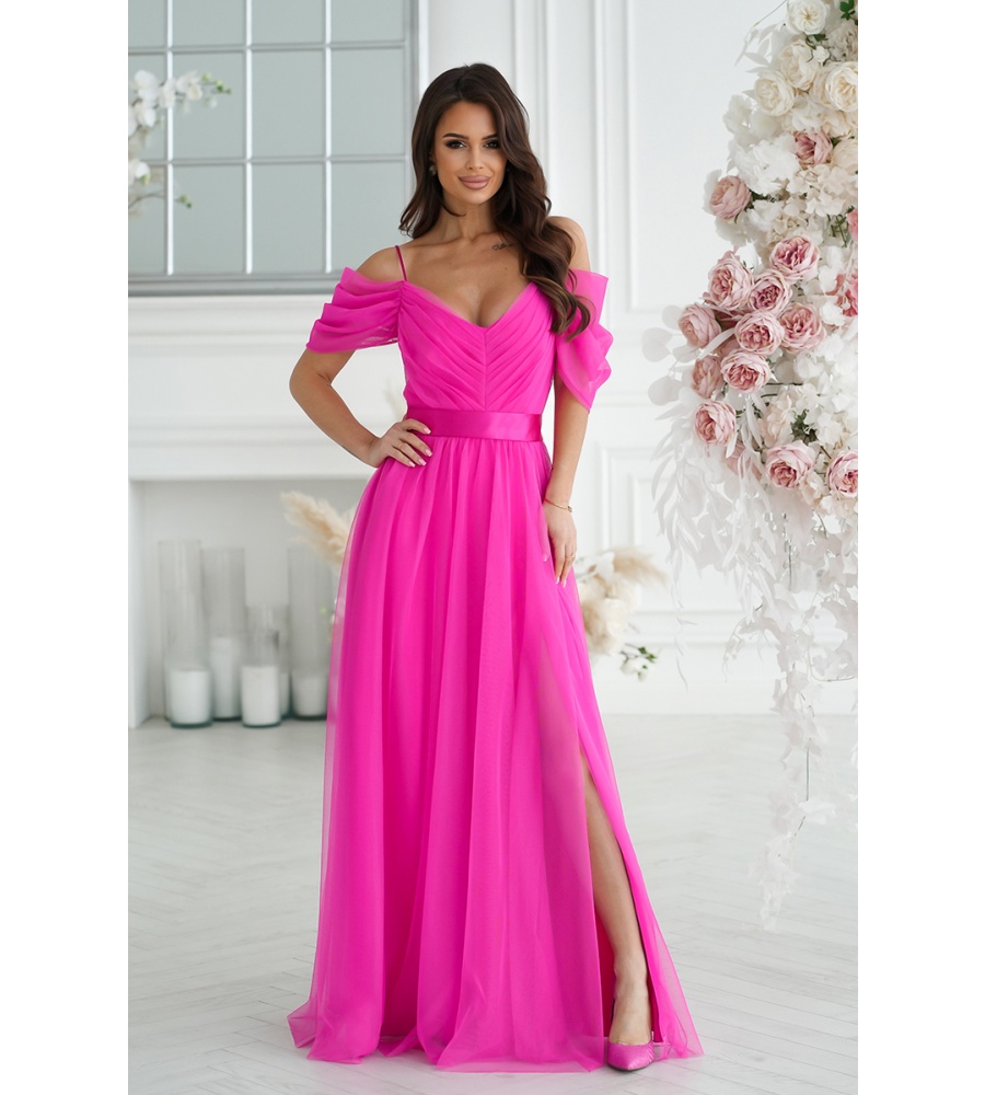 SUKIENKA MAXI W KOLORZE RÓŻOWYM Z OPADAJACYMI RĘKAWKAMI ORAZ Z TIULEM I PASKIEM SATYNOWYM.MODEL: BC-9579