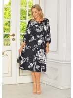 Sukienka midi w kolorze CZARNYM Z KWIATAMI W KOLORZE BIAŁYM Z RĘKAWKIEM 3/4 i złotym łancuszkiem w talii. MODEL- TR-9597