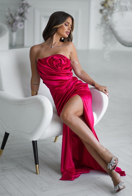 SUKIENKA SATYNOWA BEZ RĘKAWKÓW Z FALĄ I KWIATEM NA DEKOLCIE W KOLORZE CZERWONYM. MODEL: BC-9720