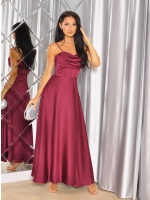 SUKIENKA MAXI ROZKLOSZOWANA SATYNOWA DEKOLT WODOSPAD NA BIUSCIE W KOLORZE BORDOWYM. MODEL: KM-9771