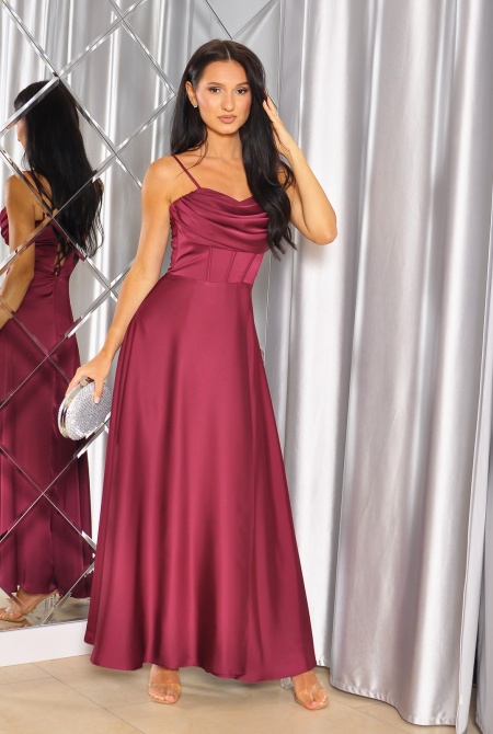 SUKIENKA MAXI ROZKLOSZOWANA SATYNOWA DEKOLT WODOSPAD NA BIUSCIE W KOLORZE BORDOWYM. MODEL: KM-9771