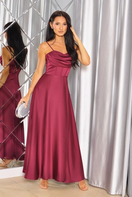 SUKIENKA MAXI ROZKLOSZOWANA SATYNOWA DEKOLT WODOSPAD NA BIUSCIE W KOLORZE BORDOWYM. MODEL: KM-9771