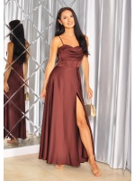 SUKIENKA MAXI ROZKLOSZOWANA SATYNOWA ,WODOSPAD NA BIUSCIE W KOLORZE CZEKOLADOWYM. MODEL: KM-9773