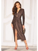 Satynowa maxi z długim rękawem i dużym rozcięciem na dekolcie w kolorze czekoladowym. IP-9783