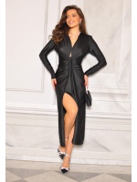 Satynowa maxi z długim rękawem i dużym rozcięciem na dekolcie w kolorze czarnym.Model: IP-9784