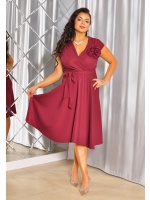 Sukienka midi z różą i paskiem w talii w kolorze bordowym. BC-9836