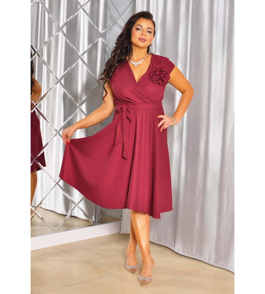 Sukienka midi z różą i paskiem w talii w kolorze bordowym. BC-9836