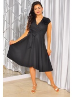 Sukienka midi z różą i paskiem w talii w kolorze czarnym.Model: BC-9837