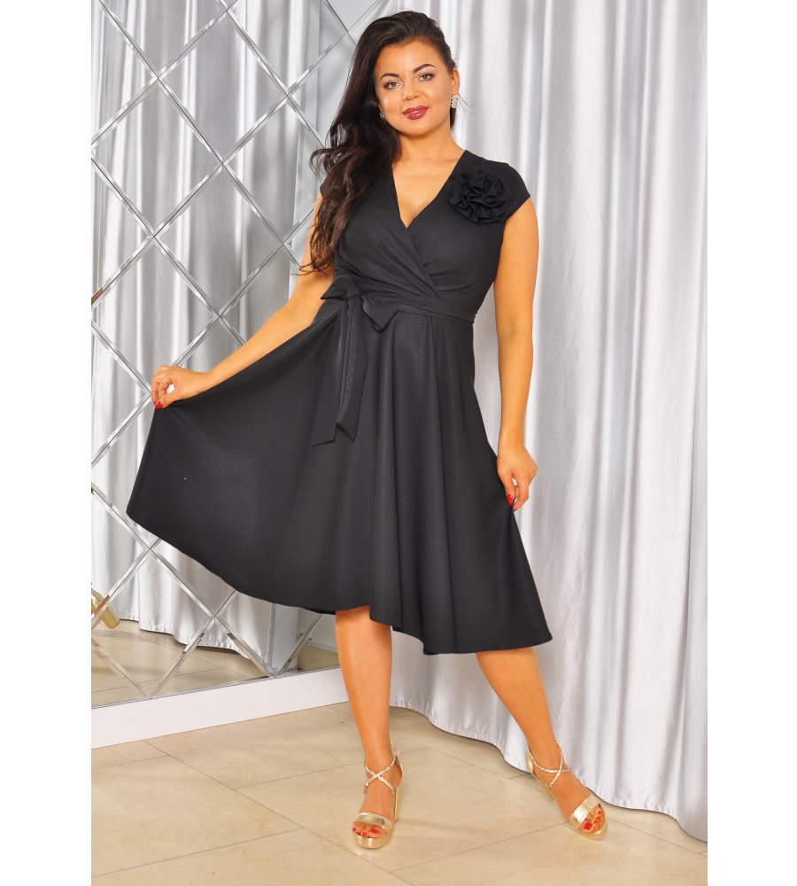 Sukienka midi z różą i paskiem w talii w kolorze czarnym.Model: BC-9837