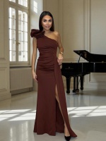 Sukienka maxi na jedno ramie w kolorze brązowym. Model: PW-9861