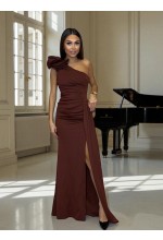 Sukienka maxi na jedno ramie w kolorze brązowym. Model: PW-9861