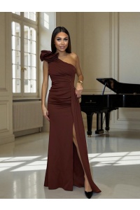 Sukienka maxi na jedno ramie w kolorze brązowym. Model: PW-9861