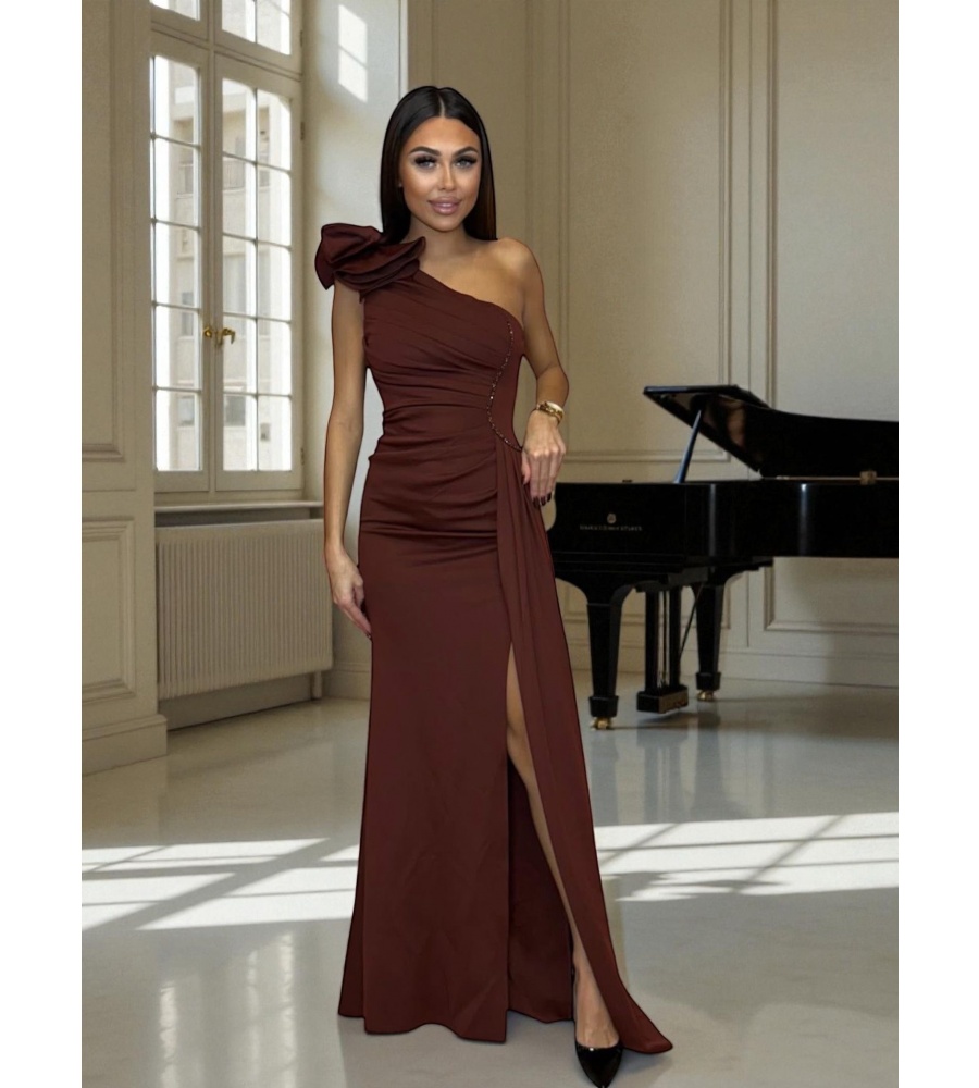 Sukienka maxi na jedno ramie w kolorze brązowym. Model: PW-9861