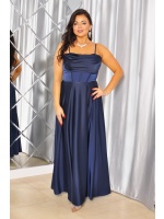 SUKIENKA MAXI ROZKLOSZOWANA SATYNOWA, WODOSPAD NA BIUSCIE W KOLORZE GRANATOWYM.MODEL: KM-9866