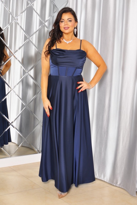 SUKIENKA MAXI ROZKLOSZOWANA SATYNOWA, WODOSPAD NA BIUSCIE W KOLORZE GRANATOWYM.MODEL: KM-9866