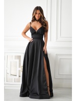 Sukienka lekko rozkloszowana na cienkich ramiączkach z wiązaniem na plecach w kolorze czarnym. MODEL: BC-9875